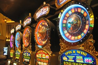 Live roulette table on udin overlaid with PUBG Mobile tournament bracket notification